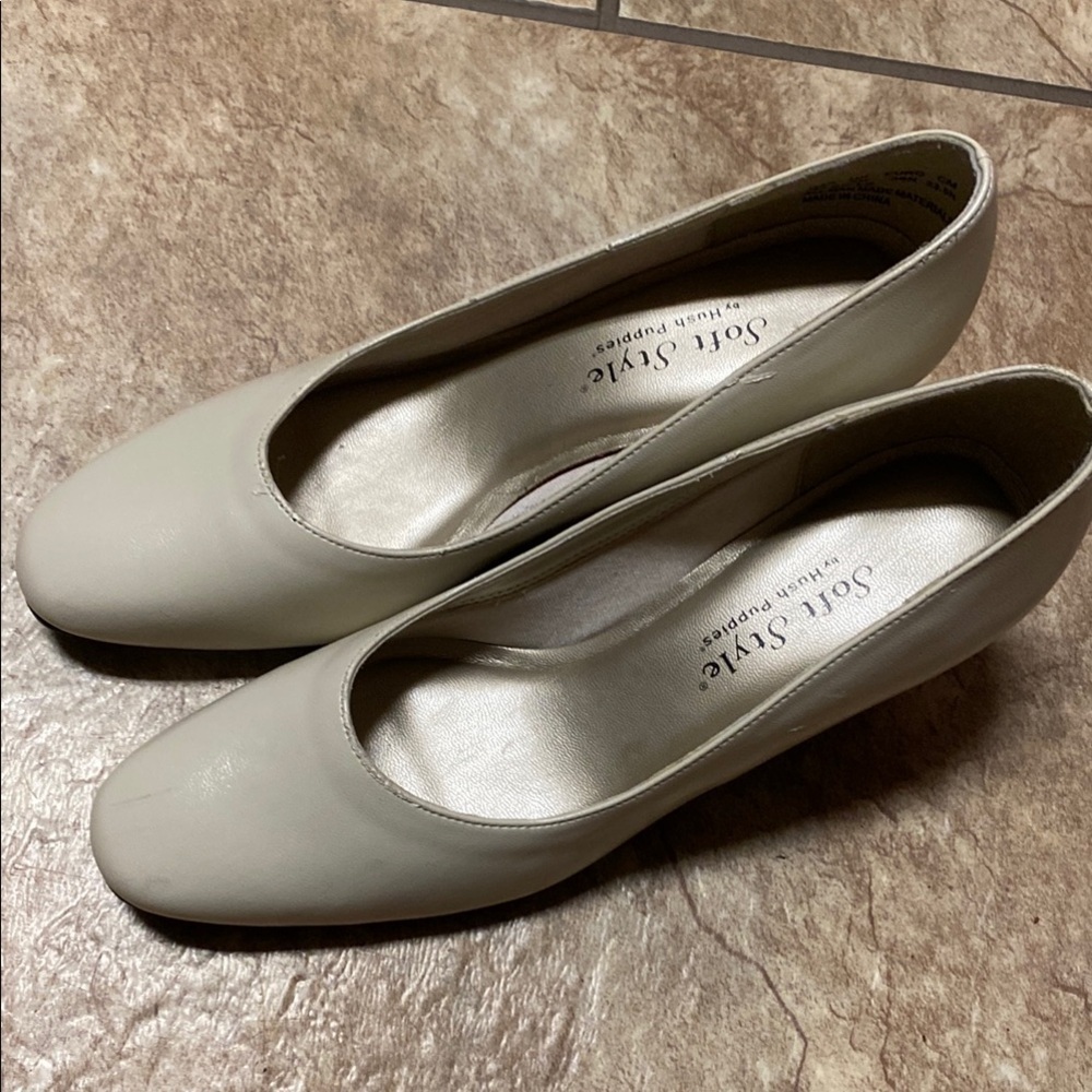 Soft Style Women's Size 7M Cream Pumps